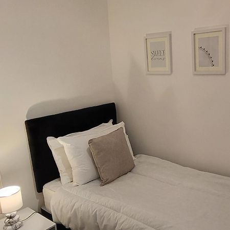 Stunning 2 Bedroom Apartment In Canary Wharf - Morland Apartments Londra Oda fotoğraf